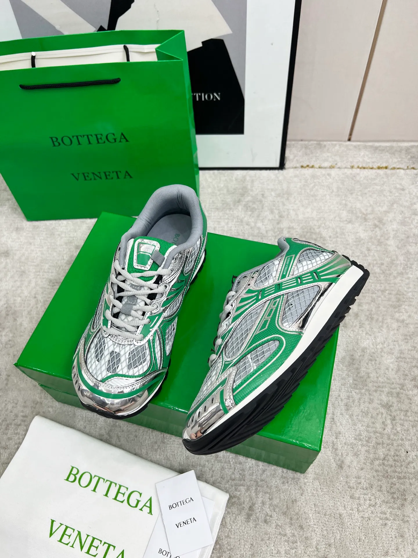 P540. Top version (couples model) Bottega Veneta Bottega Veneta 23ss autumn and winter show BV Orbit sneakers Wang Yibo's same style couples casual shoes dad shoes! Runner sneakers! Original purchase and development!  Made of original lightweight technical mesh fabric, the same as the original version! The process is complicated!  Paired with a rubber outsole designed with a geometric pattern, the high version of the Wang Zha series is actually much taller, but the legs still look slim. Very nice. Durable and playable, standard and version-matching shoe package technology, look for high-end versions. The original outsole is exclusively molded, and the color-blocked TPU outsole is used. The material and weight are the same as the original!  Size: #Female 35-41 (40 and 41 customized sizes are non-refundable) Male 39-45 (45 size customized are non-returnable and exchangeable)
